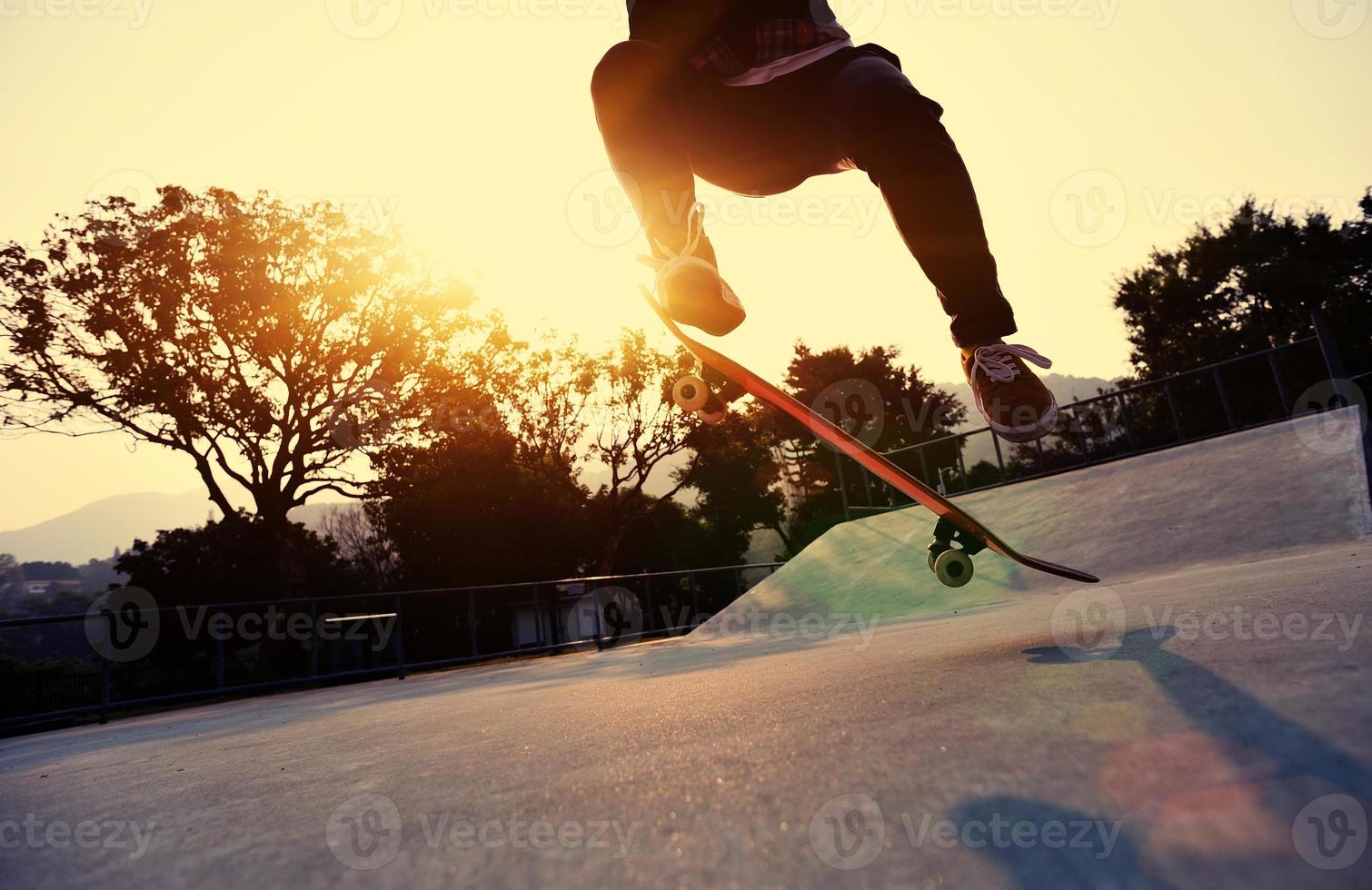 skateboarder sprong bij skatepark foto