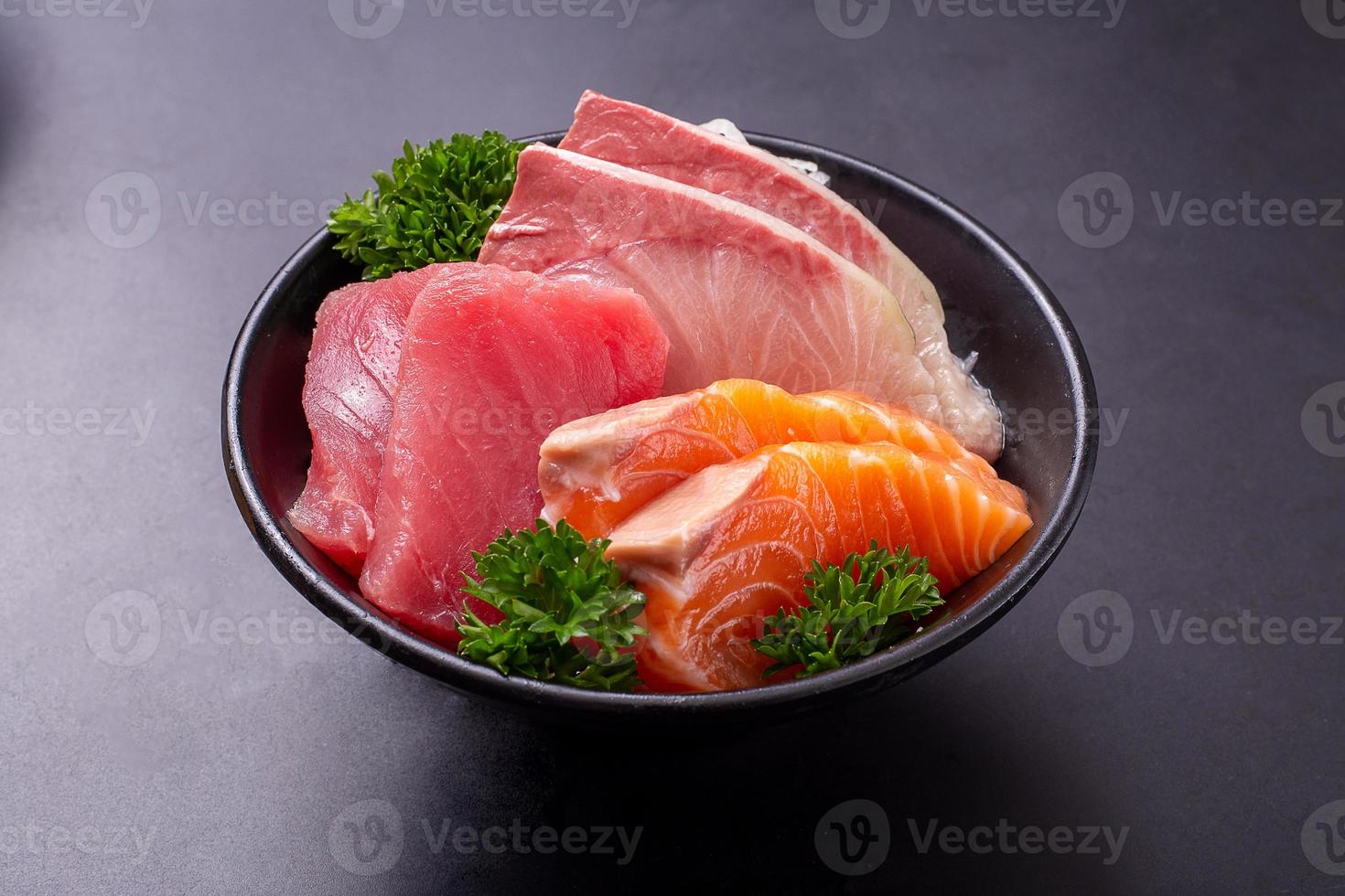 sashimi set, rauwe zalm, hamachi en blauwvintonijn gesneden en klaar om te serveren. foto