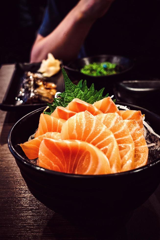 sashimi zalm op tafel in het restaurant licht en donker. foto