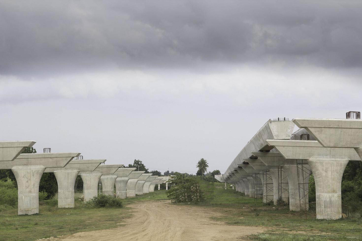 constructie en gieten van betonnen palen om het gewicht van snelwegbruggen op het platteland van Thailand te dragen, is een snelweg om gemakkelijk te lopen, snel en tijdbesparend. foto