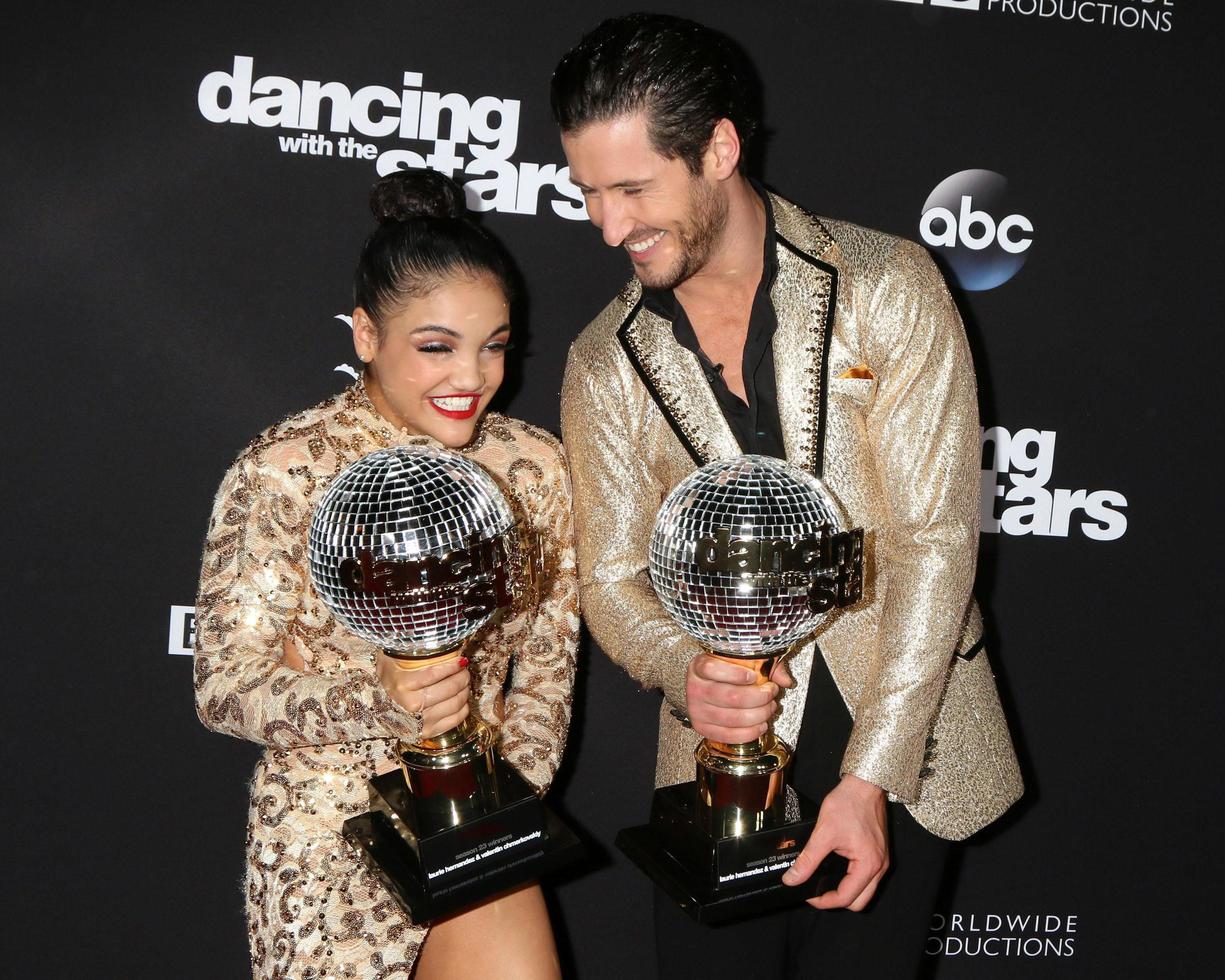 los angeles, 22 nov - laurie hernandez, valentin chmerkovskiy bij het dansen met de sterren live finale in het bos op 22 november 2016 in los angeles, ca foto