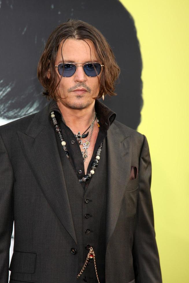 los angeles, 7 mei - johnny depp arriveert bij de donkere schaduwen, los angeles première in graumans chinese theater op 7 mei 2012 in los angeles, ca foto