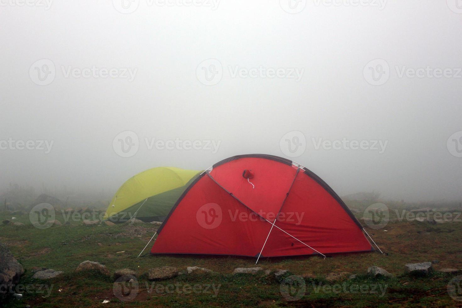 kamperen onder mist foto