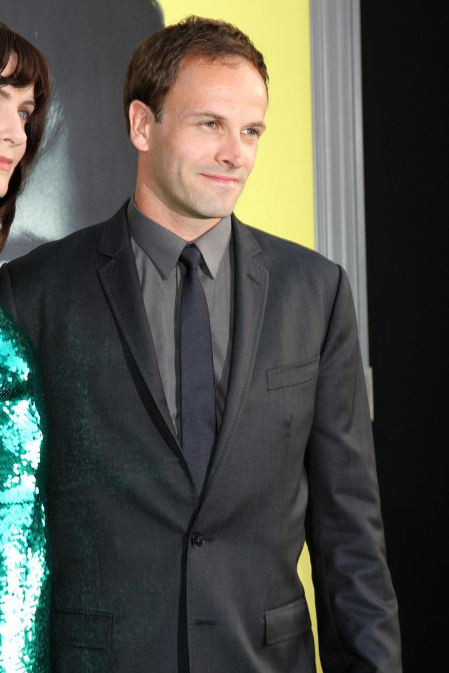 los angeles, 7 mei - jonny lee miller arriveert bij de donkere schaduwen, los angeles première in graumans chinese theater op 7 mei 2012 in los angeles, ca foto