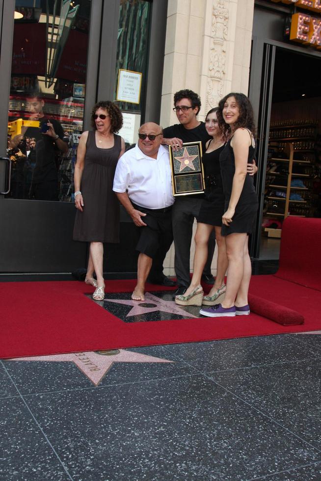 los angeles, 18 aug - danny devito, met vrouw rhea perlman, en hun kinderen tijdens de ceremonie als danny devito een ster krijgt op hollywood walk of fame op 18 augustus 2011 in los angeles, ca foto