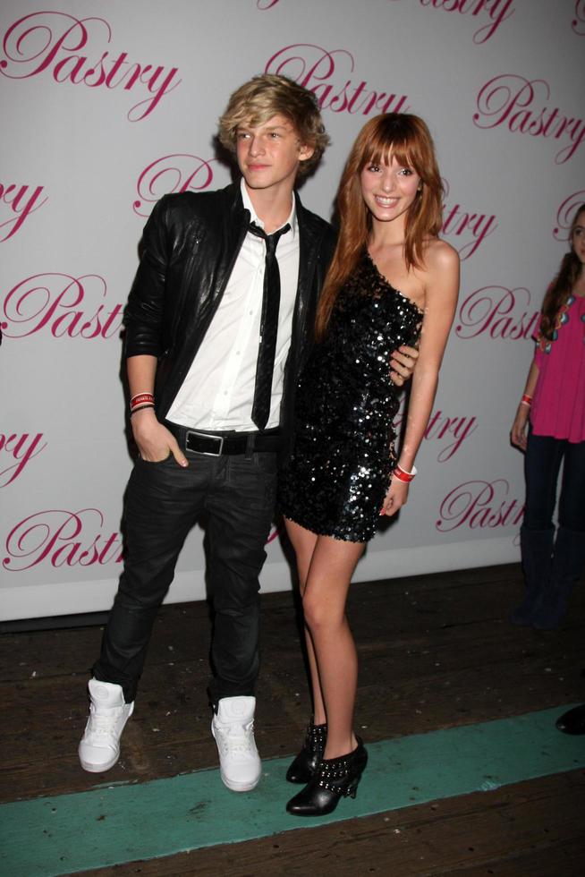 los angeles, 19 jan - cody simpson, bella thorne arriveert op cody simpsons 14e verjaardagsfeestje in pacific park bij santa monica pier op 19 januari 2011 in santa monica, ca foto