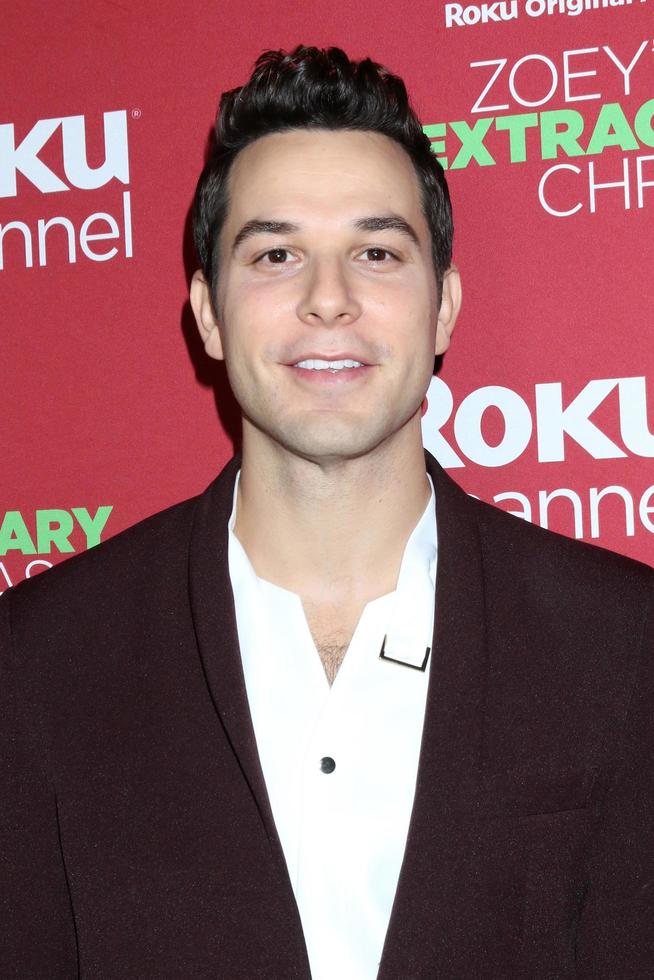 los angeles 30 november - skylar astin bij de buitengewone kerstvertoning van zoey in alamo drafthouse bioscoop in het centrum van los angeles op 30 november 2021 in los angeles, ca foto