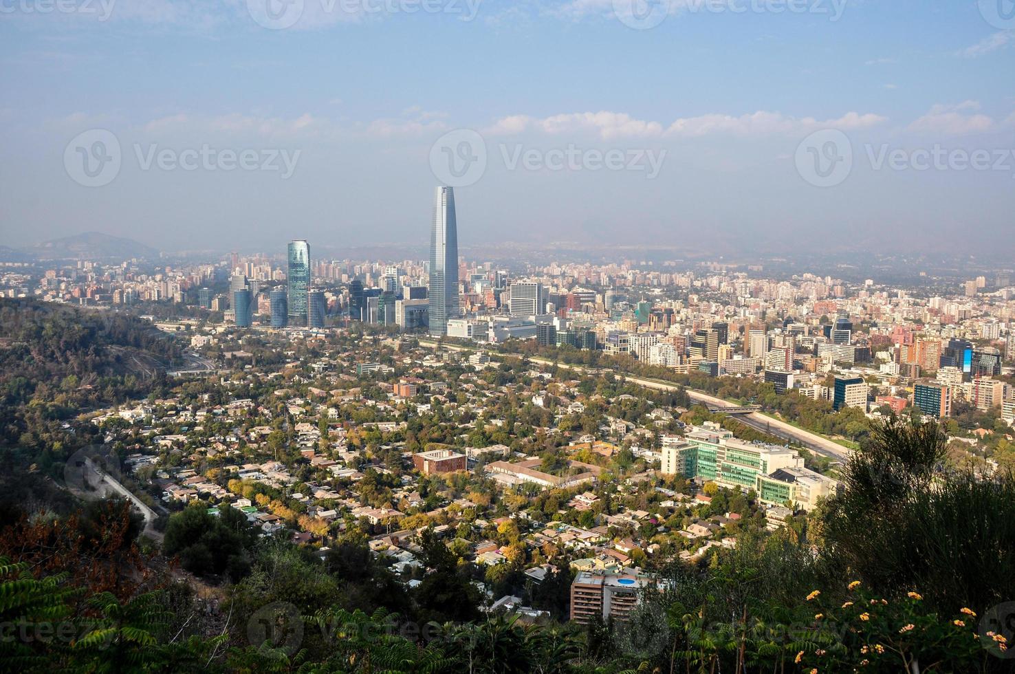 uitzicht op de skyline van Santiago vanaf Cerro San Cristobal, Chili foto