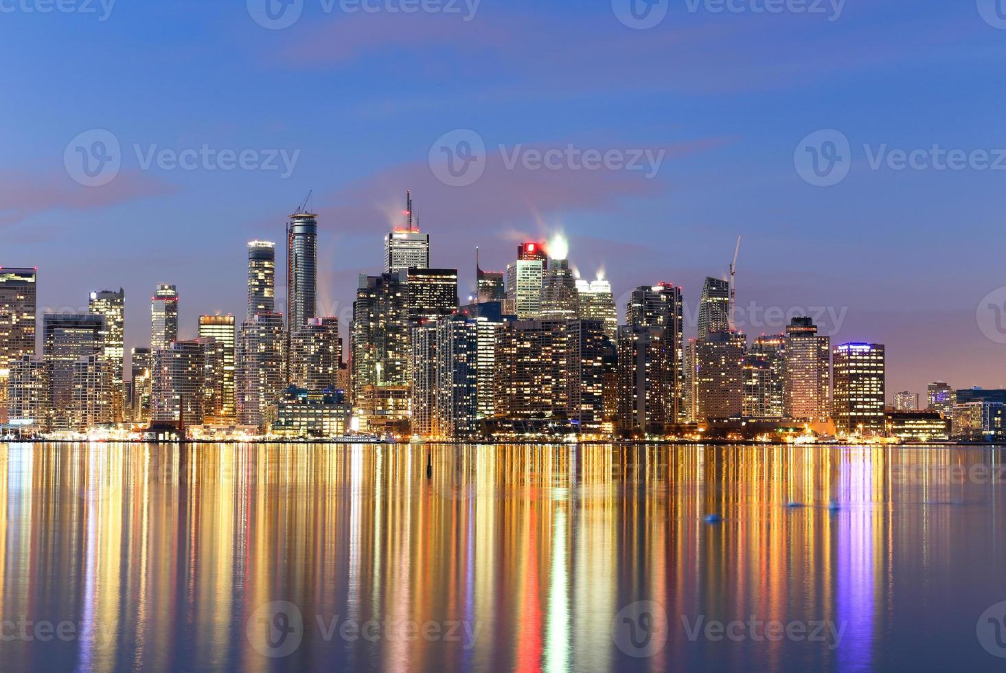 gebouwen in het centrum van Toronto bij avondschemering foto
