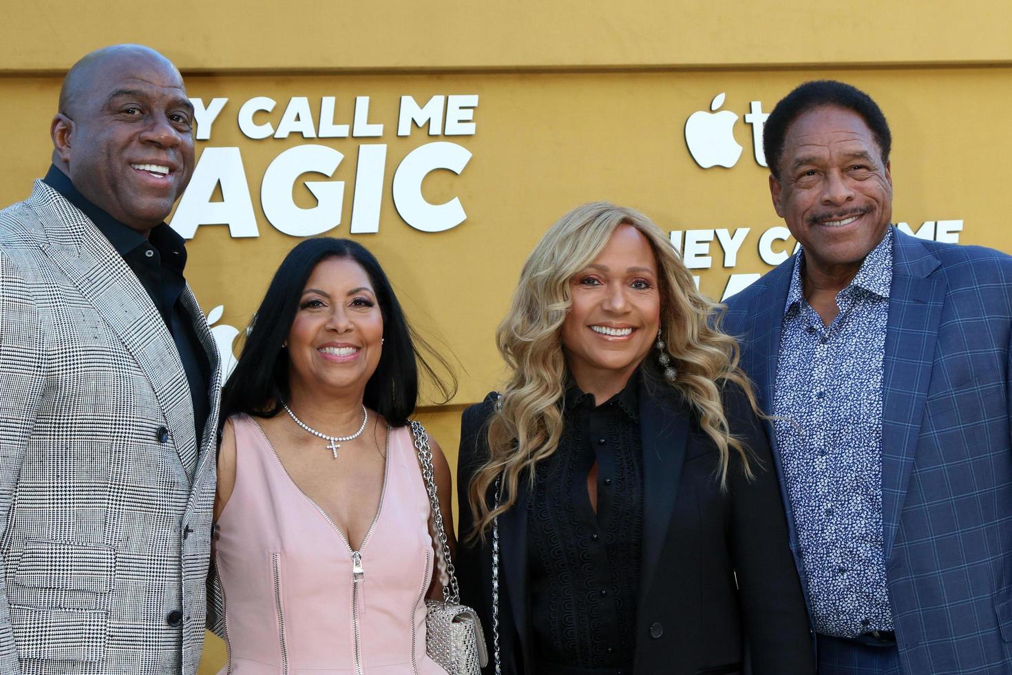 los angeles 14 apr - magic johnson, cookie johnson, tonya winfield, dave winfield bij de ze noemen me magische première screening in dorpstheater op 14 april 2022 in westwood, ca foto