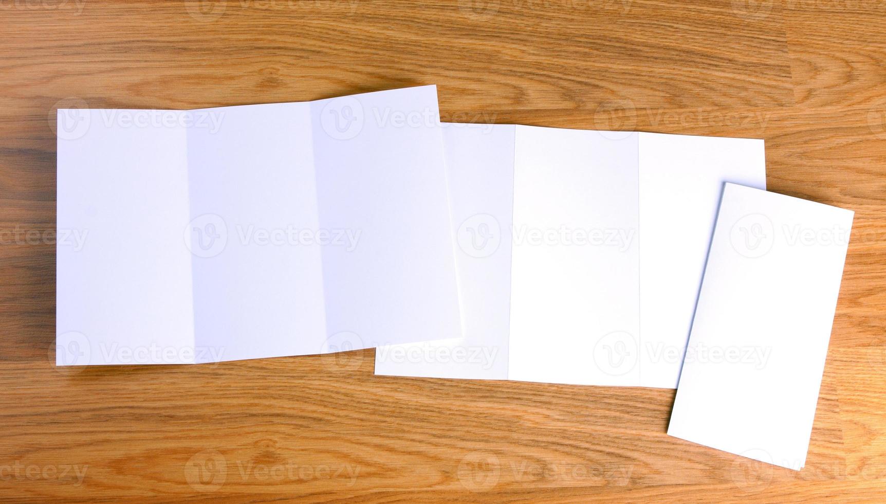 blanco wit vouwen papier flyer foto