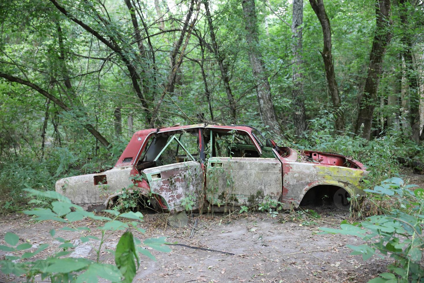 auto in de uitsluitingszone van Tsjernobyl, Oekraïne foto