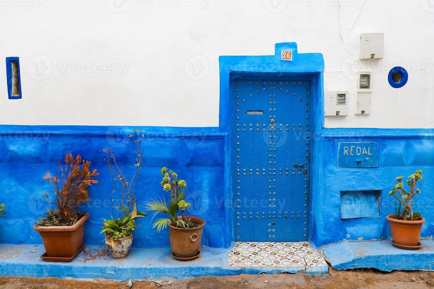 deur van een gebouw in kasbah van de udayas in rabat, marokko foto