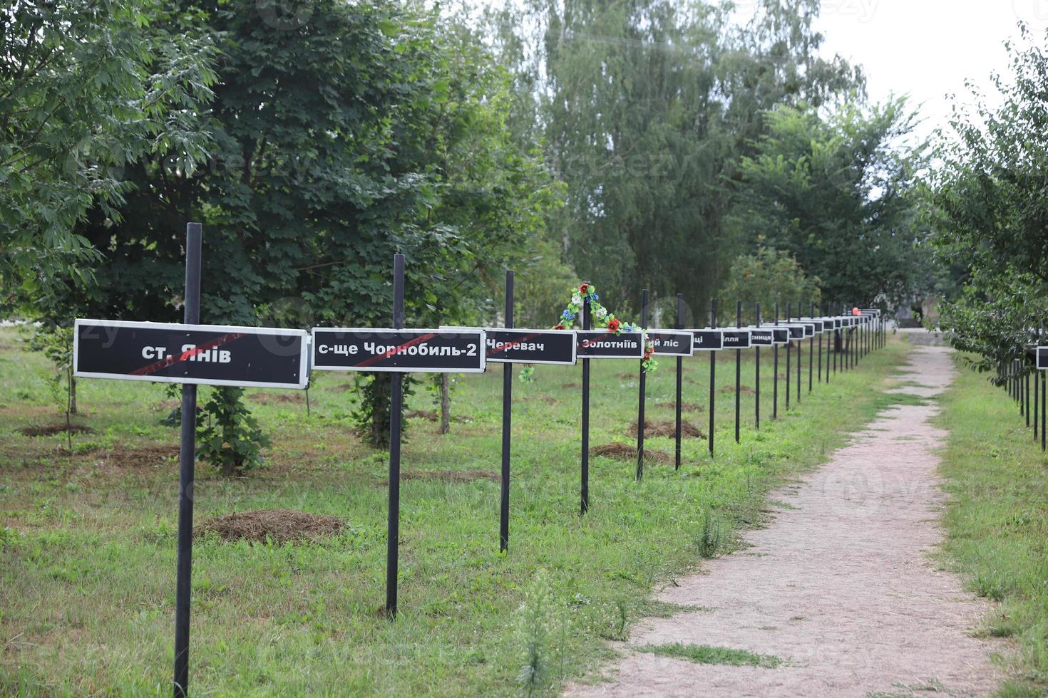 herdenkingscomplex van hervestigde dorpen in de uitsluitingszone van Tsjernobyl, oekraïne foto