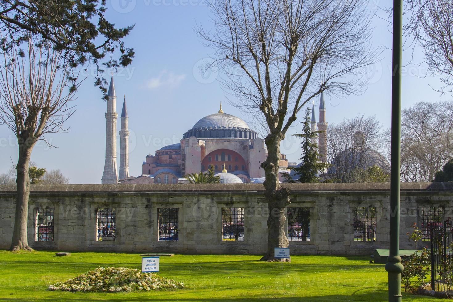 hagia sophia, gezien vanaf de blauwe moskee - Istanbul (Turkije) foto