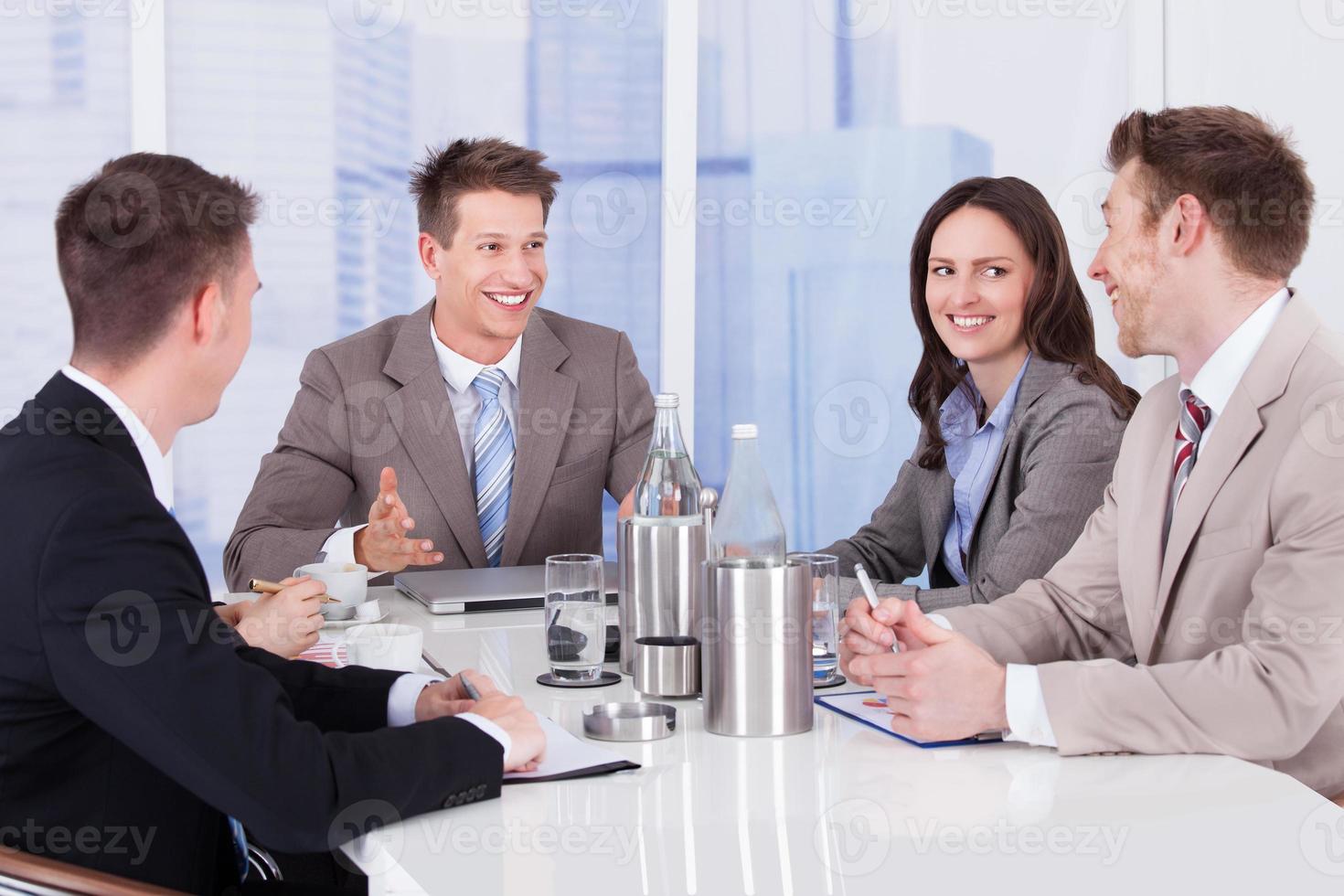 mensen uit het bedrijfsleven bespreken op vergadertafel foto