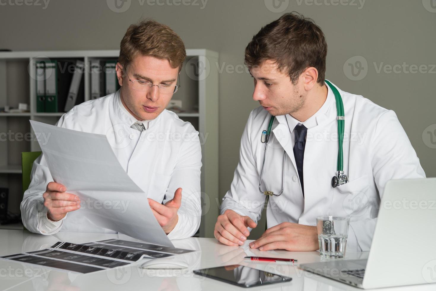 twee dokters praten foto