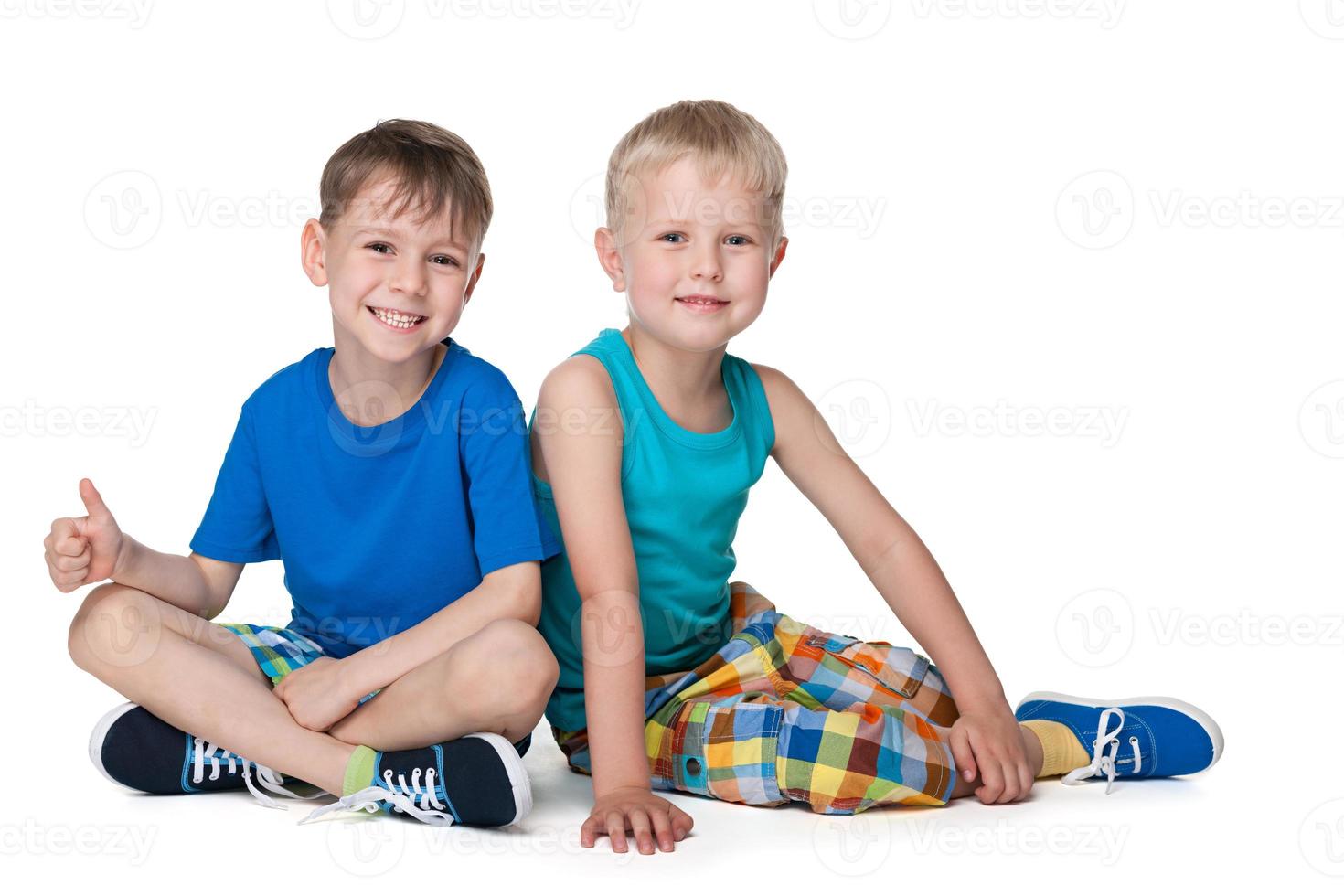 lachende kleine jongens samen foto