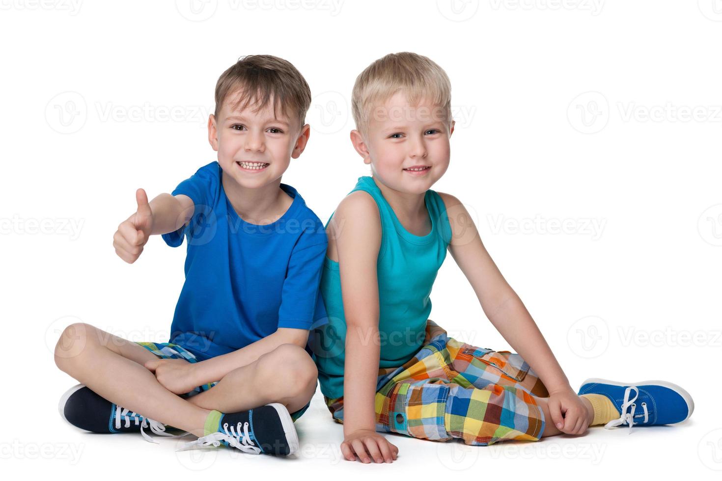 twee kleine jongens zitten bij elkaar foto