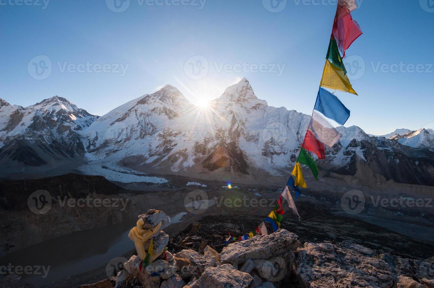 mt. allerest bij zonsopgang vanaf de top van kala patthar, nepal foto