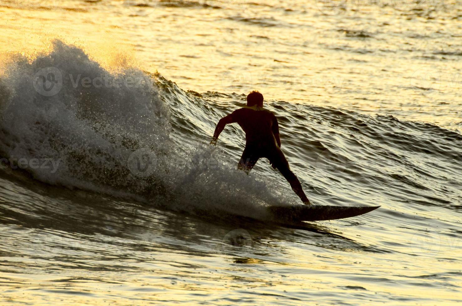 silhouet surfer bij zonsondergang foto