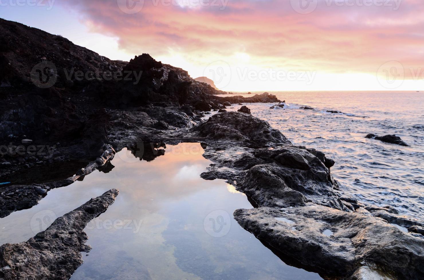 zonsondergang aan de kust foto