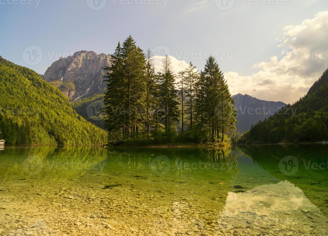 alpejskie jezioro w alpach julijskich-lago del predil foto