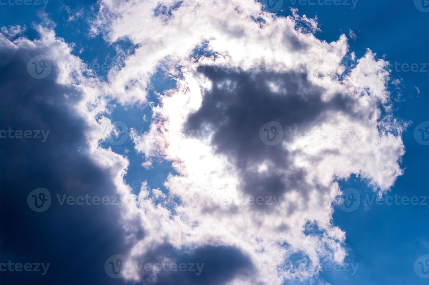 mooie wolken in de blauwe lucht. blauwe lucht met wolken achtergrond. foto
