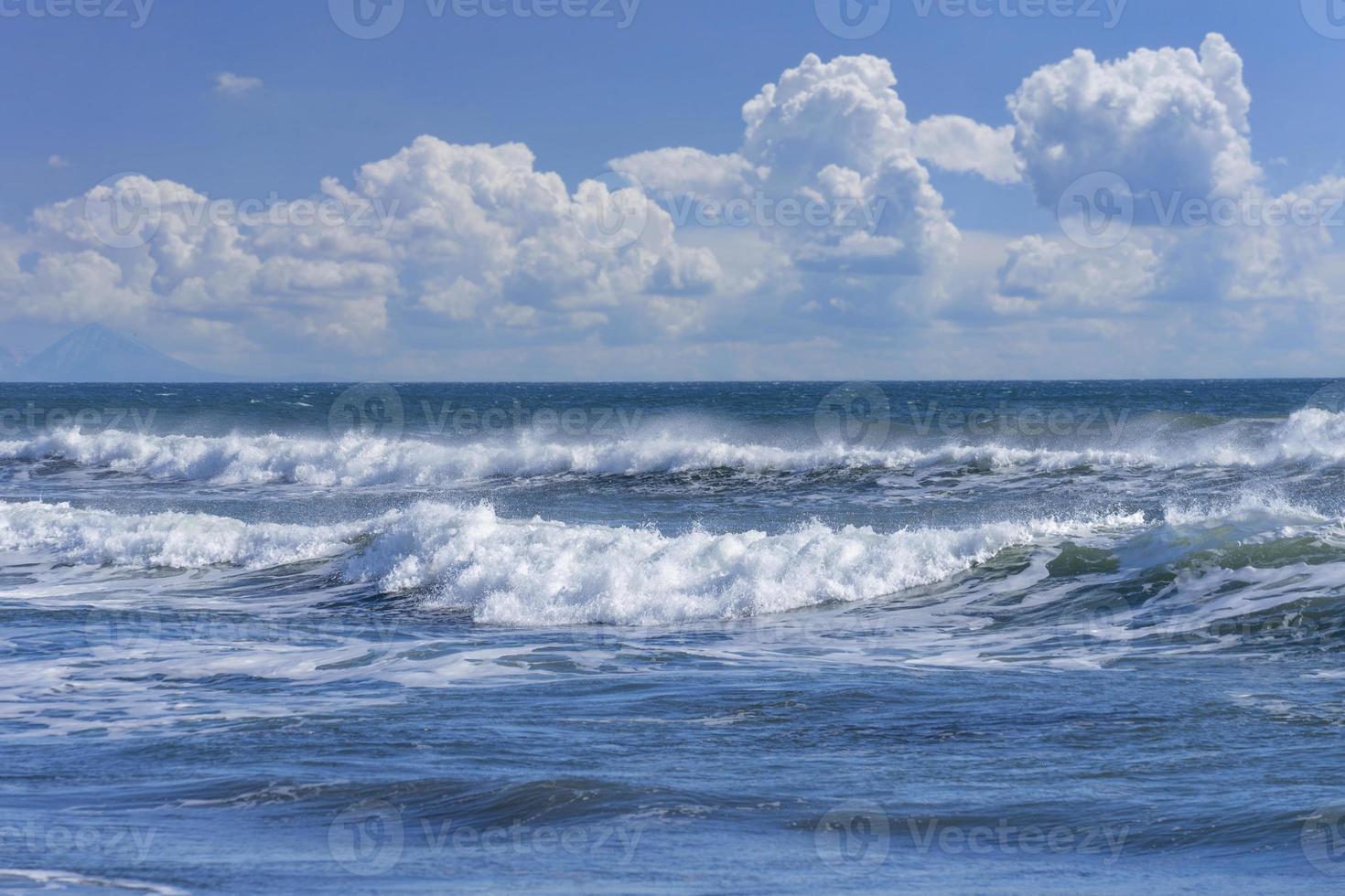 zeegezicht met grote schuimende golven foto
