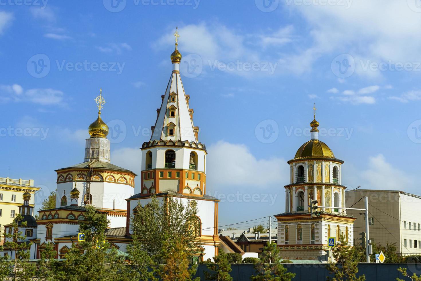 Irkoetsk, Rusland. Epiphany-kathedraal aan de angara-rivier foto
