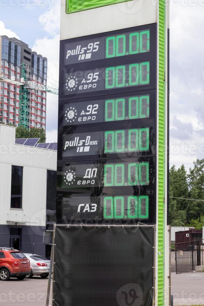 brandstofpomp bij een benzinestation in oekraïne met een prijsbord met de prijs van 0,00. gebrek aan brandstof en gas. een reclamebord met gasprijzen bij het tankstation van een oliemaatschappij. foto