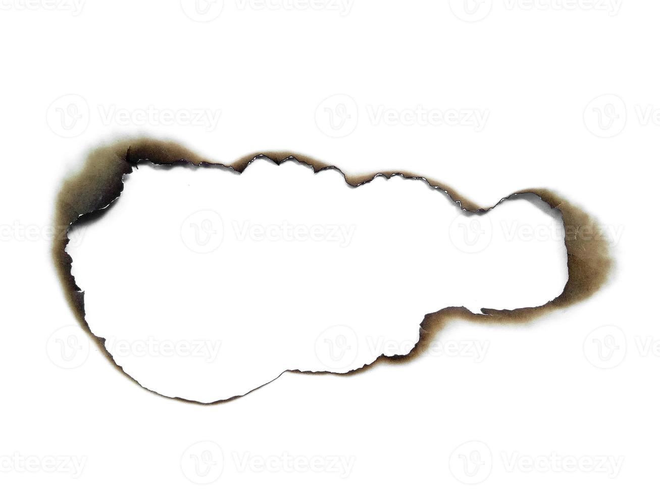 verbrande gaten in een stuk papier geïsoleerd op een witte achtergrond foto