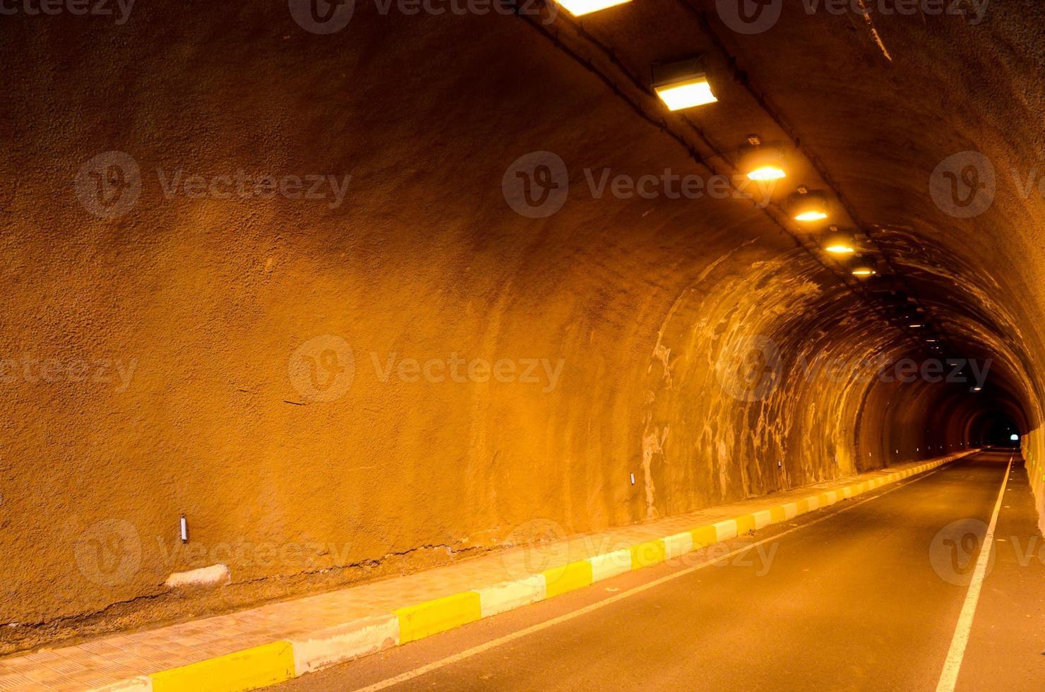 ondergrondse donkere tunnel foto