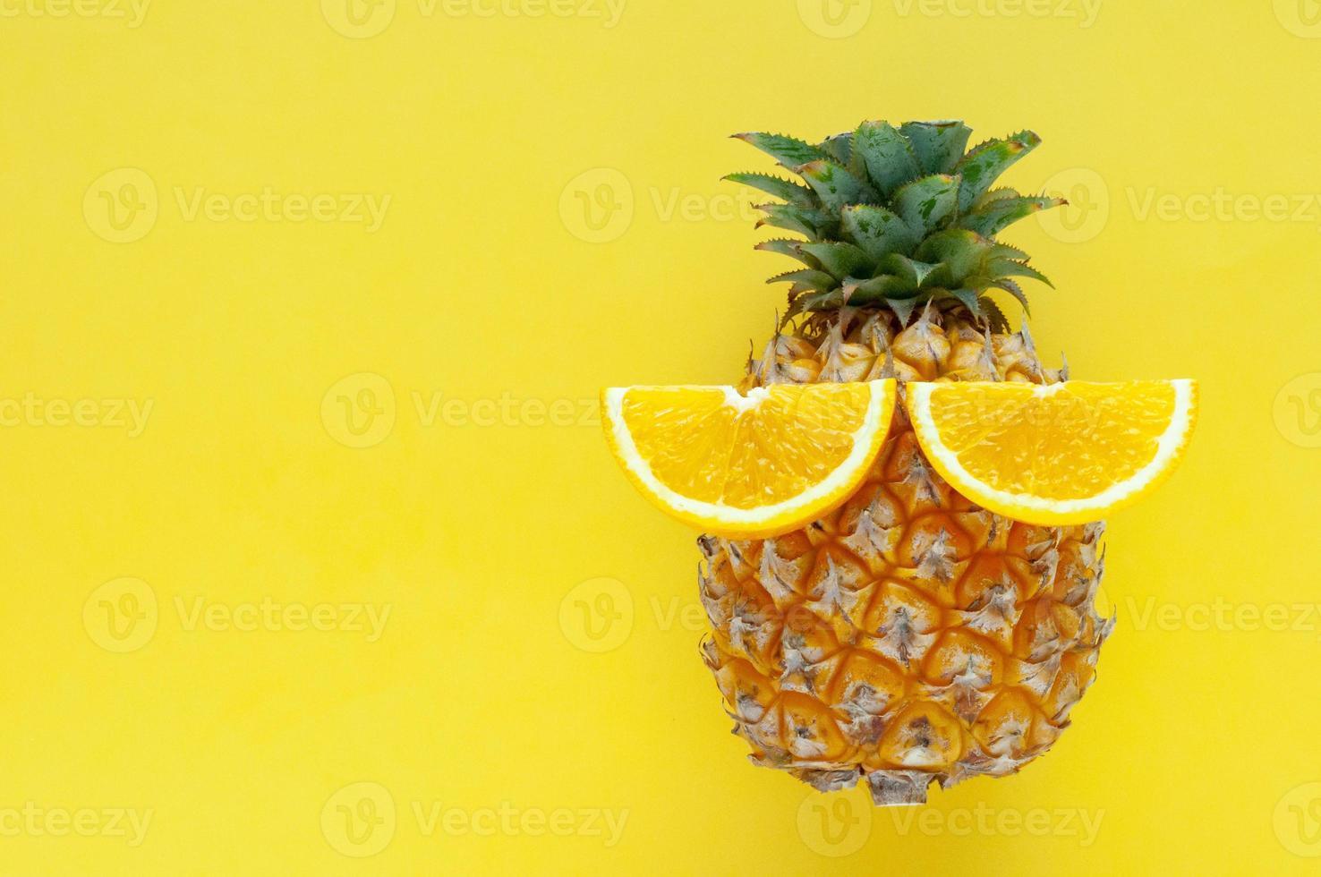 ananasfruit met plaksinaasappels die als ogen worden geplaatst. foto