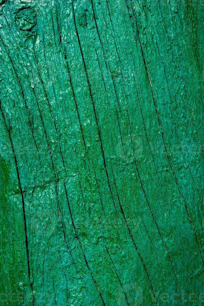 oude groene gebarsten verf op een houten bord. verticale banner foto