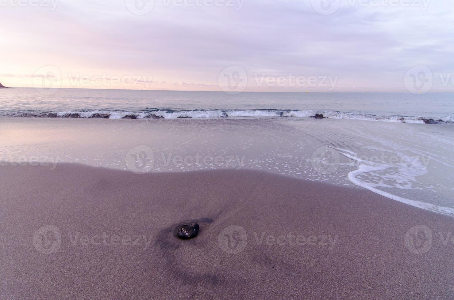 strand en zwaai bij zonsopgang foto