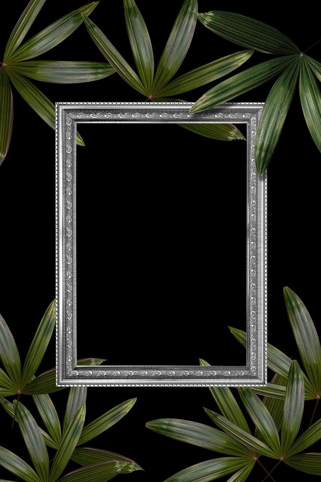 groene bladeren patroon met wit frame voor natuur concept, tropische blad boom getextureerde achtergrond foto