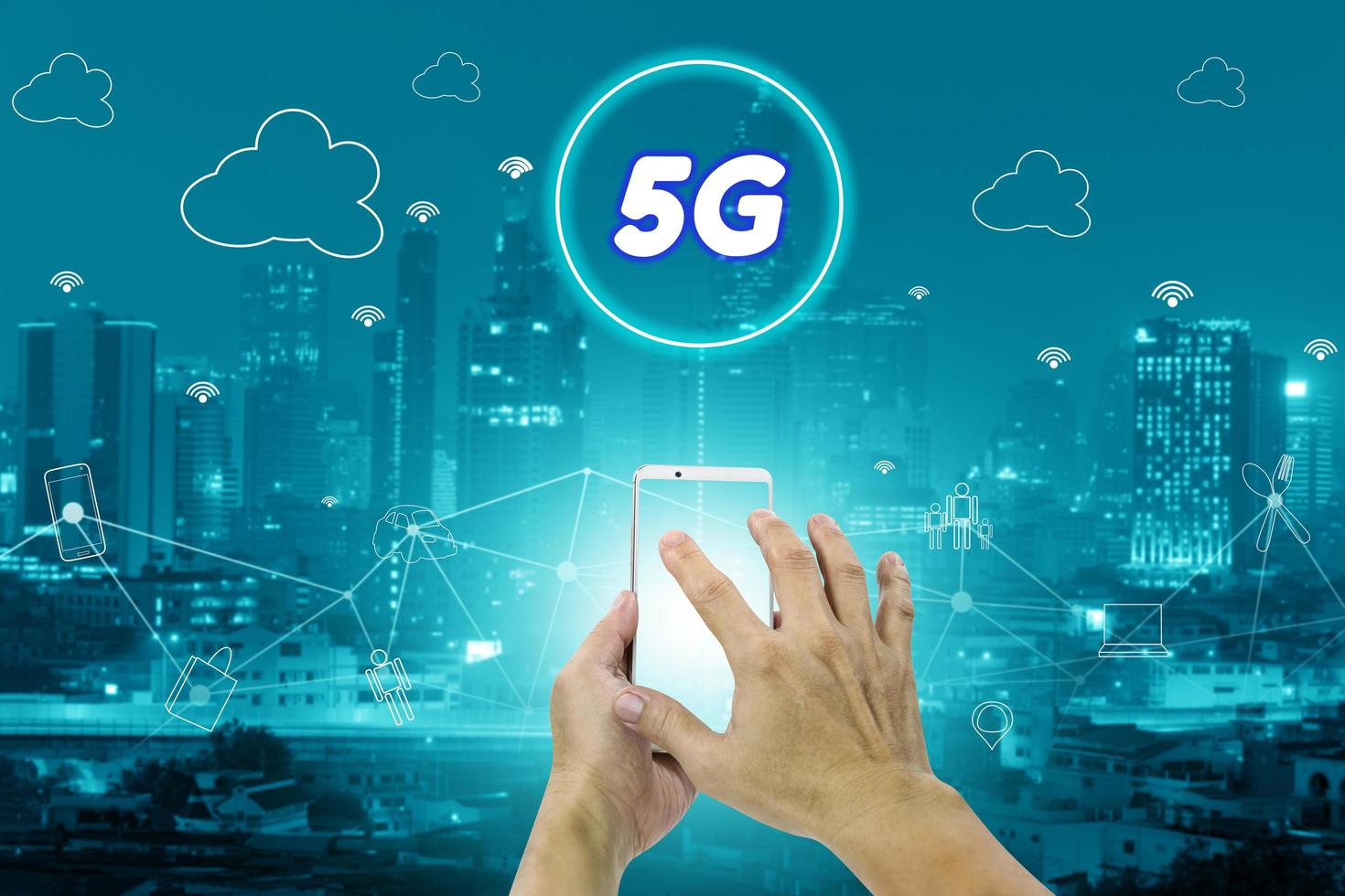 5g netwerkinterface en pictogram concept, hand met mobiele smartphone met stadsgezicht foto