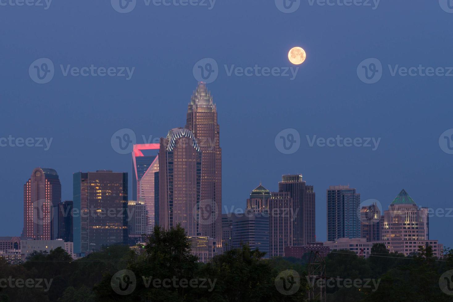 volle maan boven Charlotte, Noord-Carolina foto