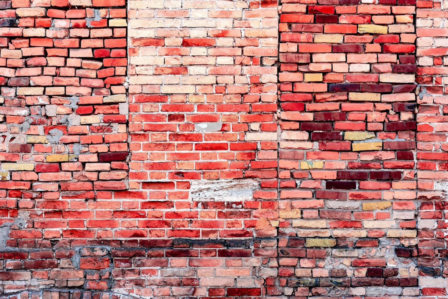 textuur van een bakstenen muur met scheuren en krassen die als achtergrond kunnen worden gebruikt foto