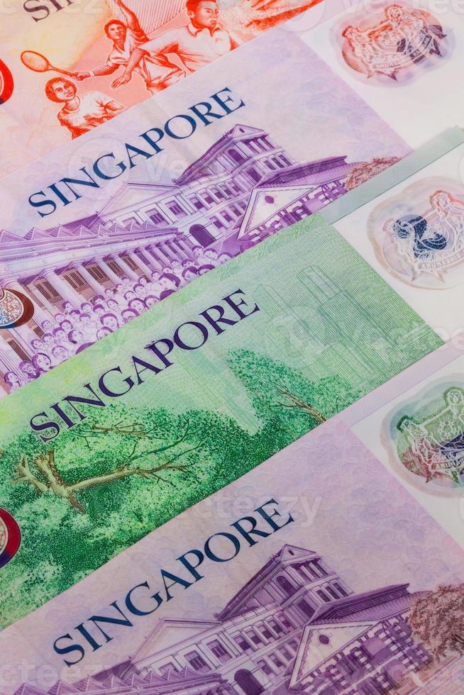 verschillende bankbiljetten uit Singapore op tafel foto