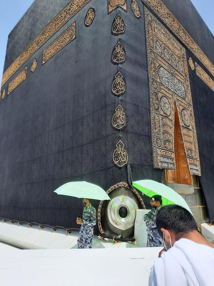 mekka, saoedi-arabië, juni 2022 - prachtig uitzicht op de ka'aba en de ingang van de ka'aba in de masjid al haram in mekka. foto