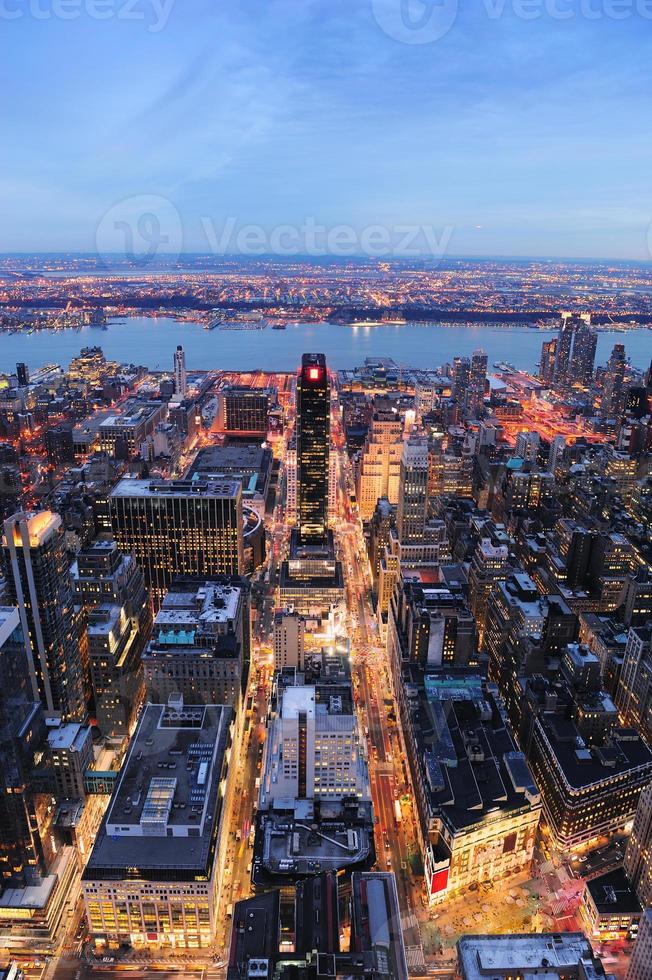 New York City Manhattan skyline luchtfoto in de schemering foto