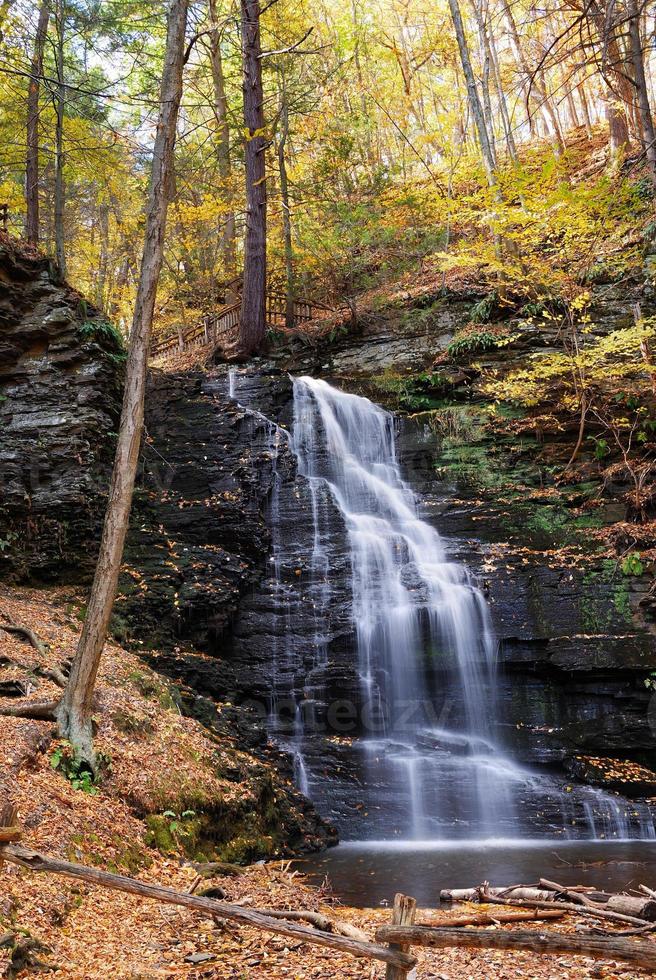 herfst waterval in de bergen. foto