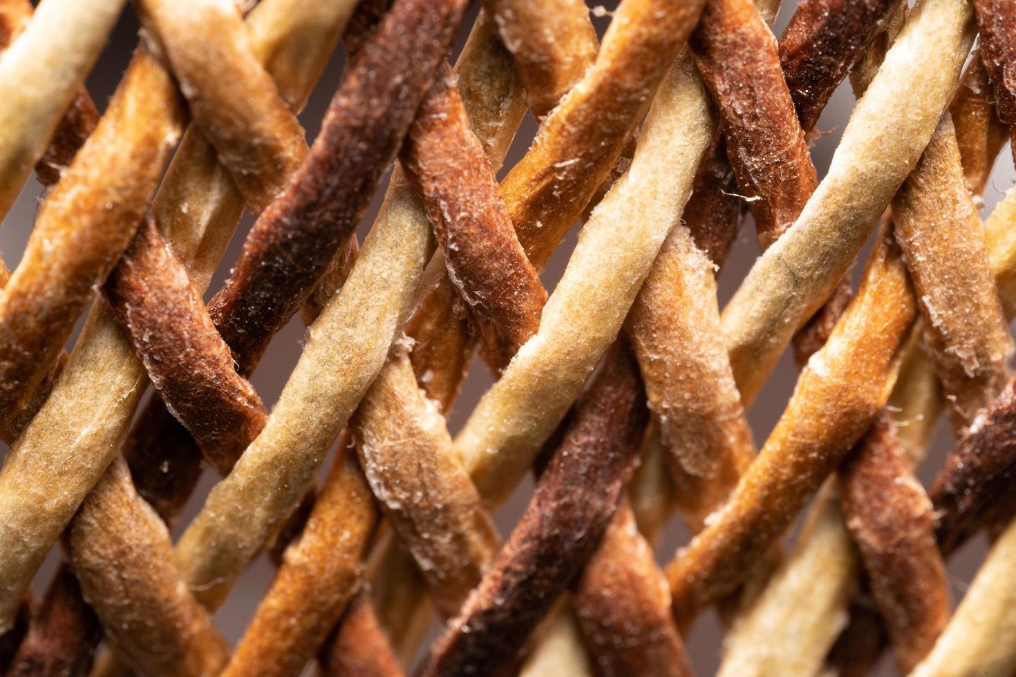 getextureerd linnen of katoenen jute met bruine bindingsvezels. ruwe jute zak textuur. weven geweven zak met natuurlijke vezels close-up. rustieke vintage uitzicht. eenvoudige stoffentextuur voor achtergrond foto