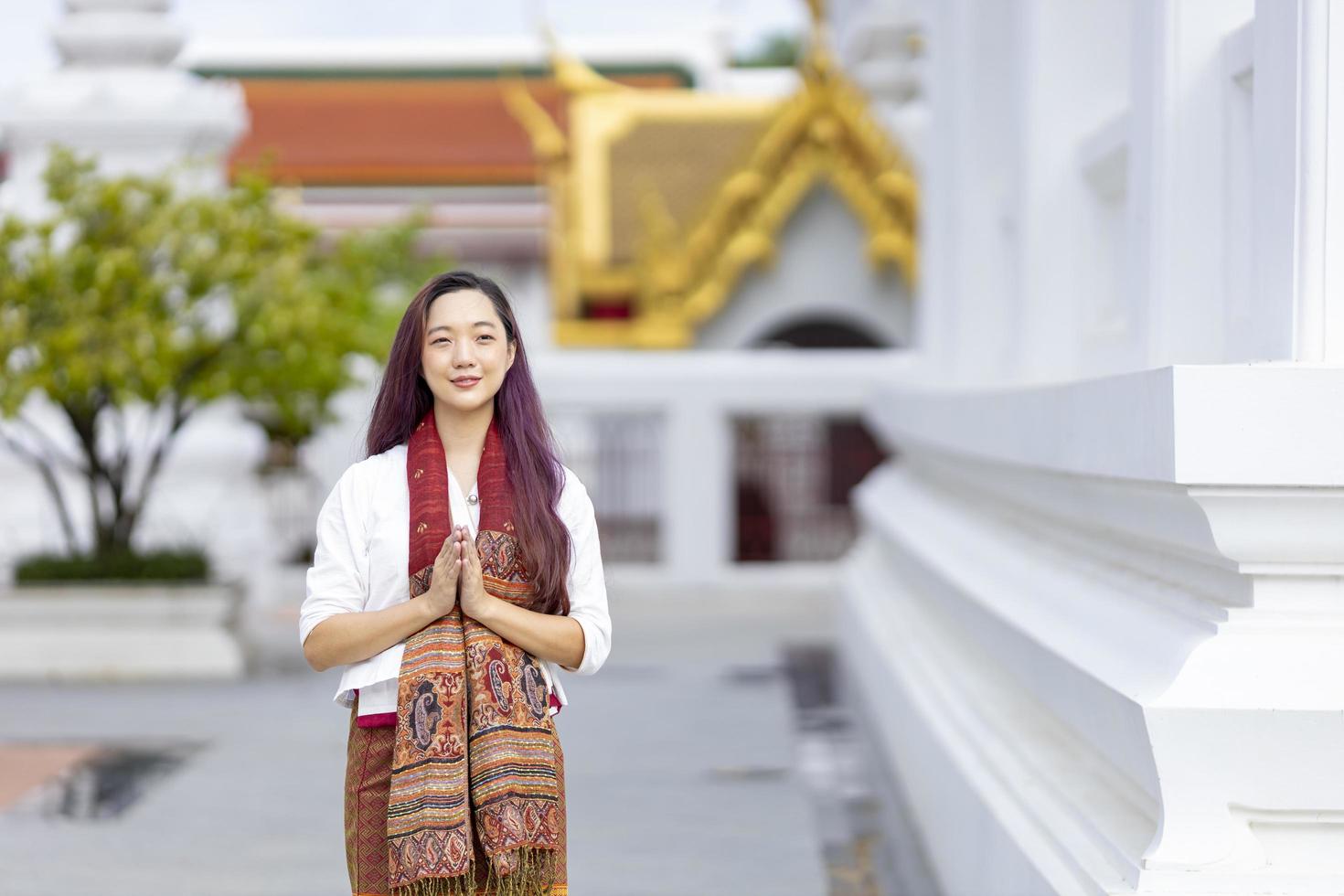 boeddhistische aziatische vrouw doet wandelmeditatie rond de tempel voor vrede en rustig religiebeoefeningsconcept foto