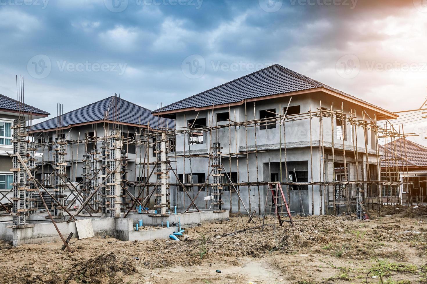 bouw residentieel nieuw huis in uitvoering op bouwplaats foto