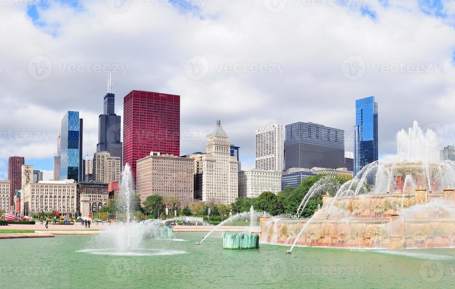 skyline van chicago met buckingham-fontein foto