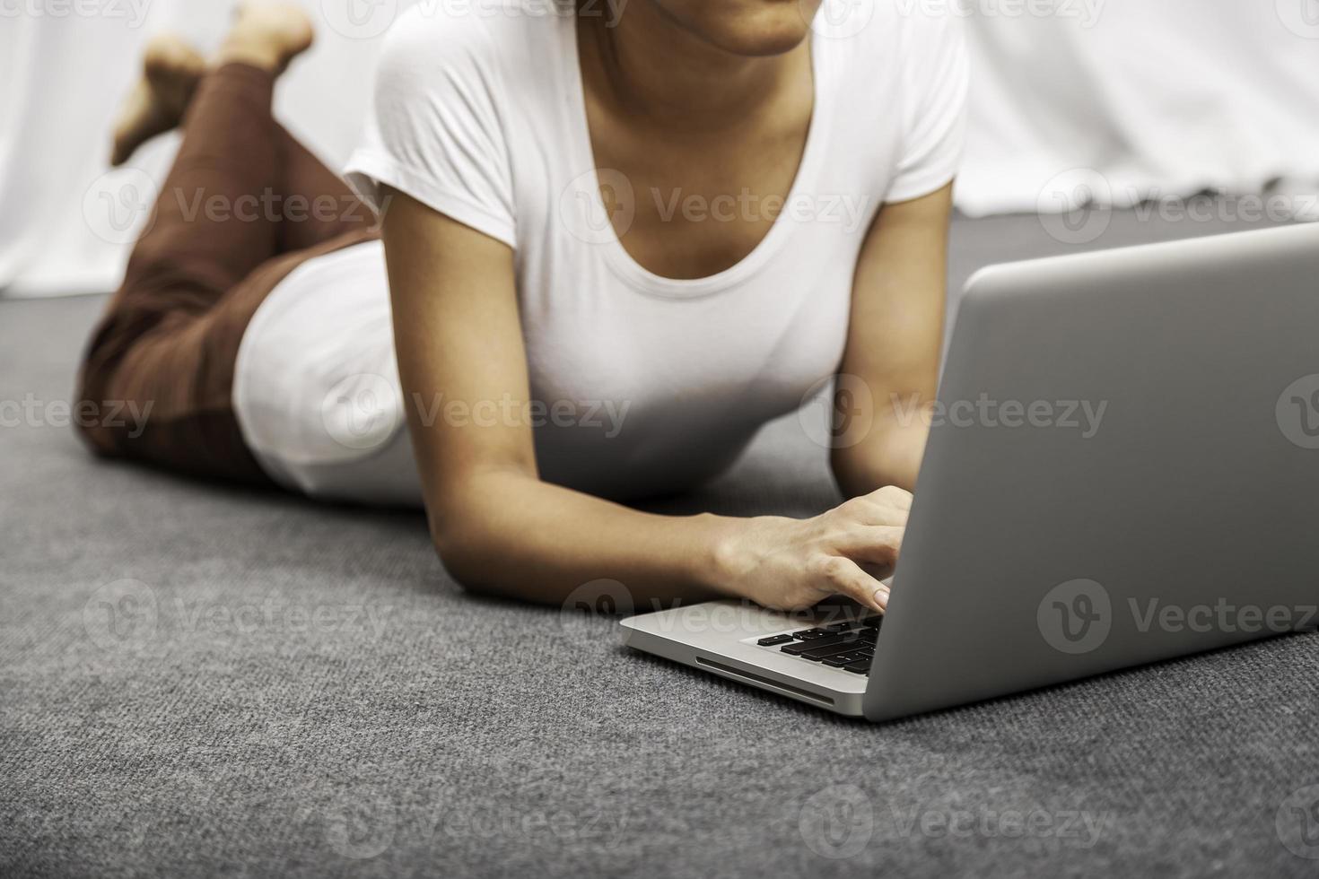 jonge vrouw tot terwijl het gebruiken van laptop foto