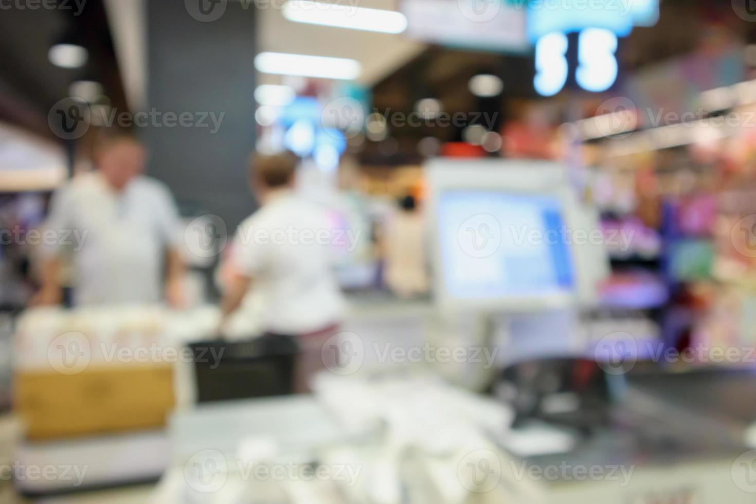 supermarkt kassier kassa met onscherpe onscherpe achtergrond van de klant foto